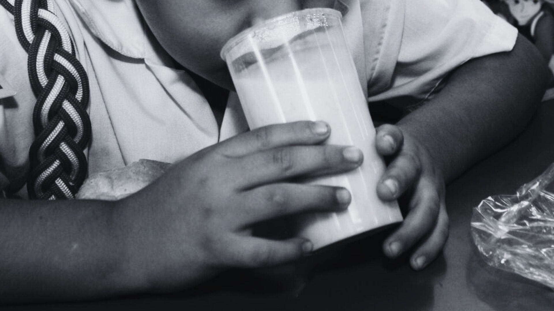 Más de 700.000 litros de leche quedan sin acopiarse cada día en el sur del Perú por bloqueos de carreteras. La crisis afecta la seguridad alimentaria nacional y la continuidad de programas sociales para niños y poblaciones vulnerables.