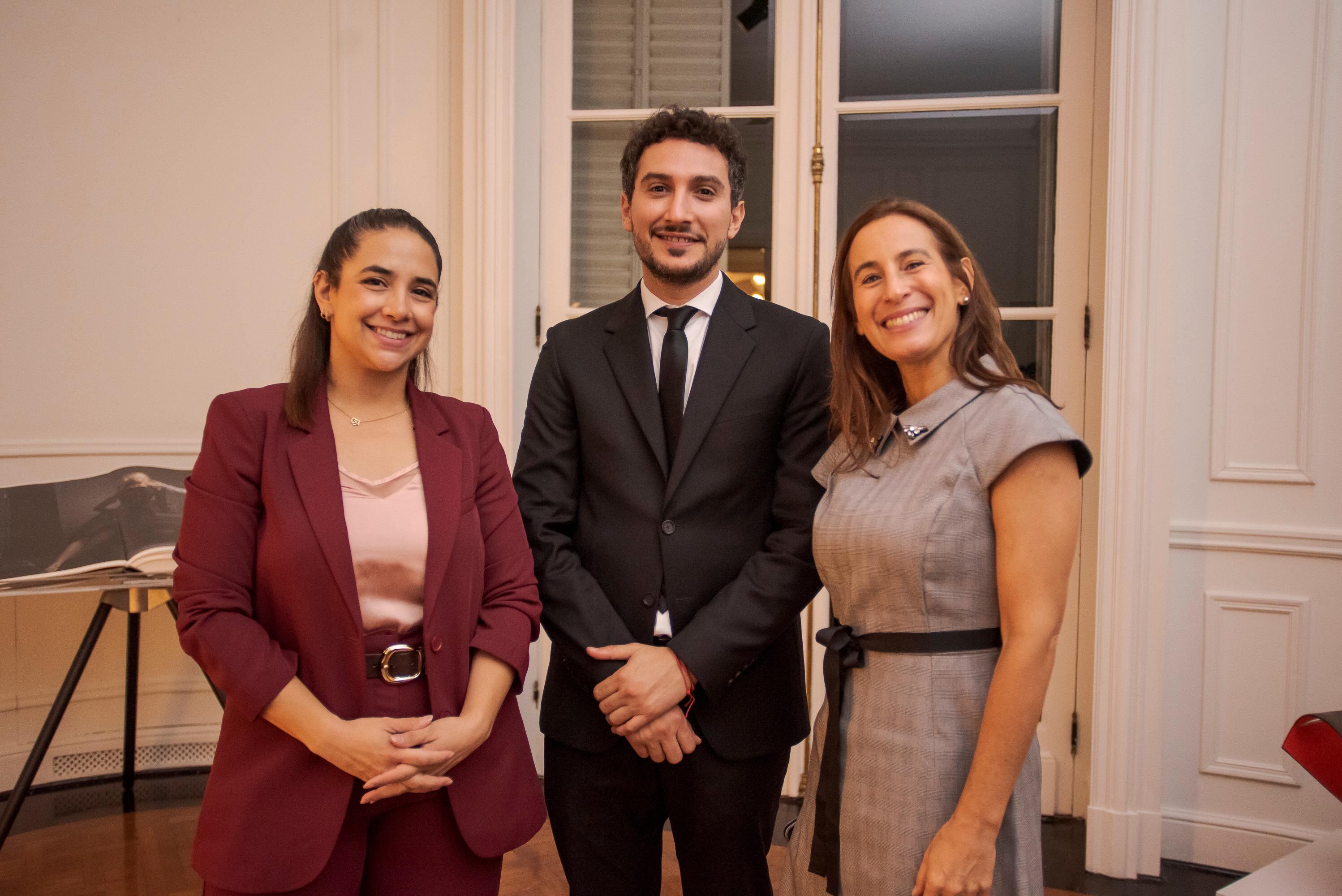 Natalia Olmos, directora de Grupo Olmos; Paulo Bernardo, director general de Comunicación del ministerio del Interior; y Micaela Méndez, coach comunicacional