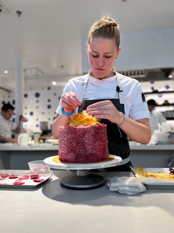 Tammy Saunders, subjefe de cocina en Beefsteak, restaurante de José Andrés (Longer Tables).