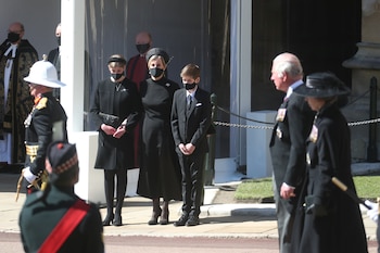 Lady Louise Windsor junto a Sophie, condesa de Wessex, y James Viscount Severn