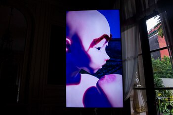 La mujer autoamantándose -