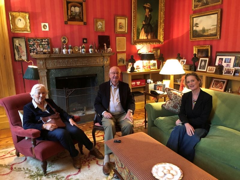 El rey Alberto de Bélgica y la reina Paola posan con la artista belga, princesa Delfina de Sajonia-Coburgo. (Palacio Real/Handout via REUTERS)