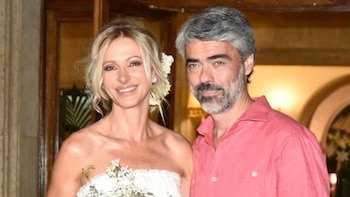 La inesperada decisión estilística de Luis Enríquez en su boda con Susanna Griso: viste una guayabera rosa frente al espectacular vestido de la presentadora