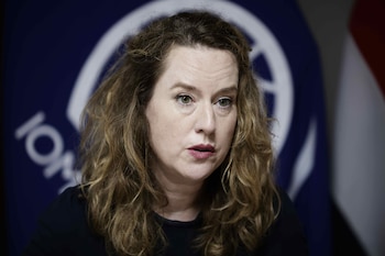 La directora de la Organización Internacional para las Migraciones (OIM), Amy Pope, habla durante una entrevista (EFE/Jeffrey Arguedas)