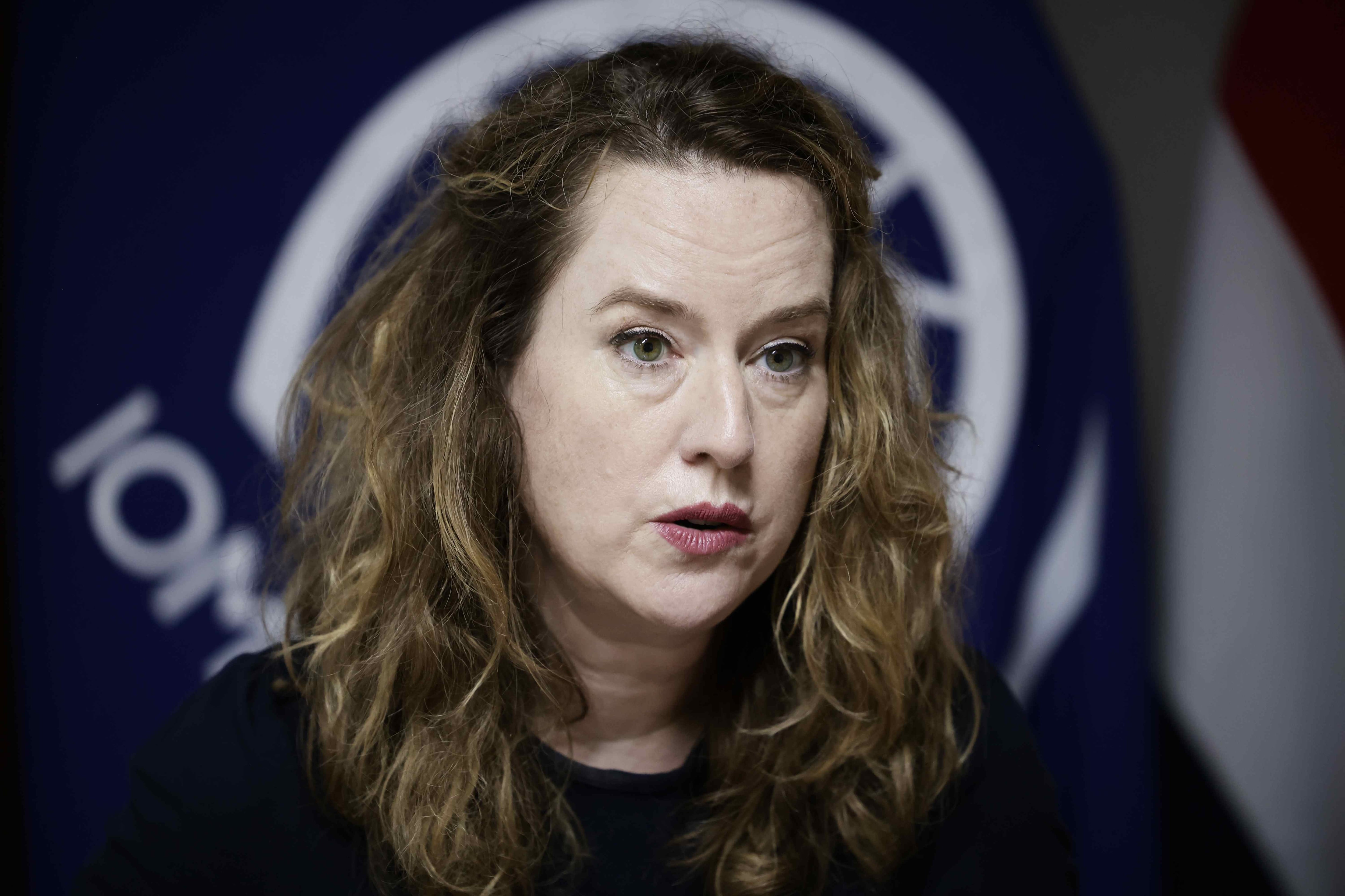 La directora de la Organización Internacional para las Migraciones (OIM), Amy Pope, habla durante una entrevista (EFE/Jeffrey Arguedas)