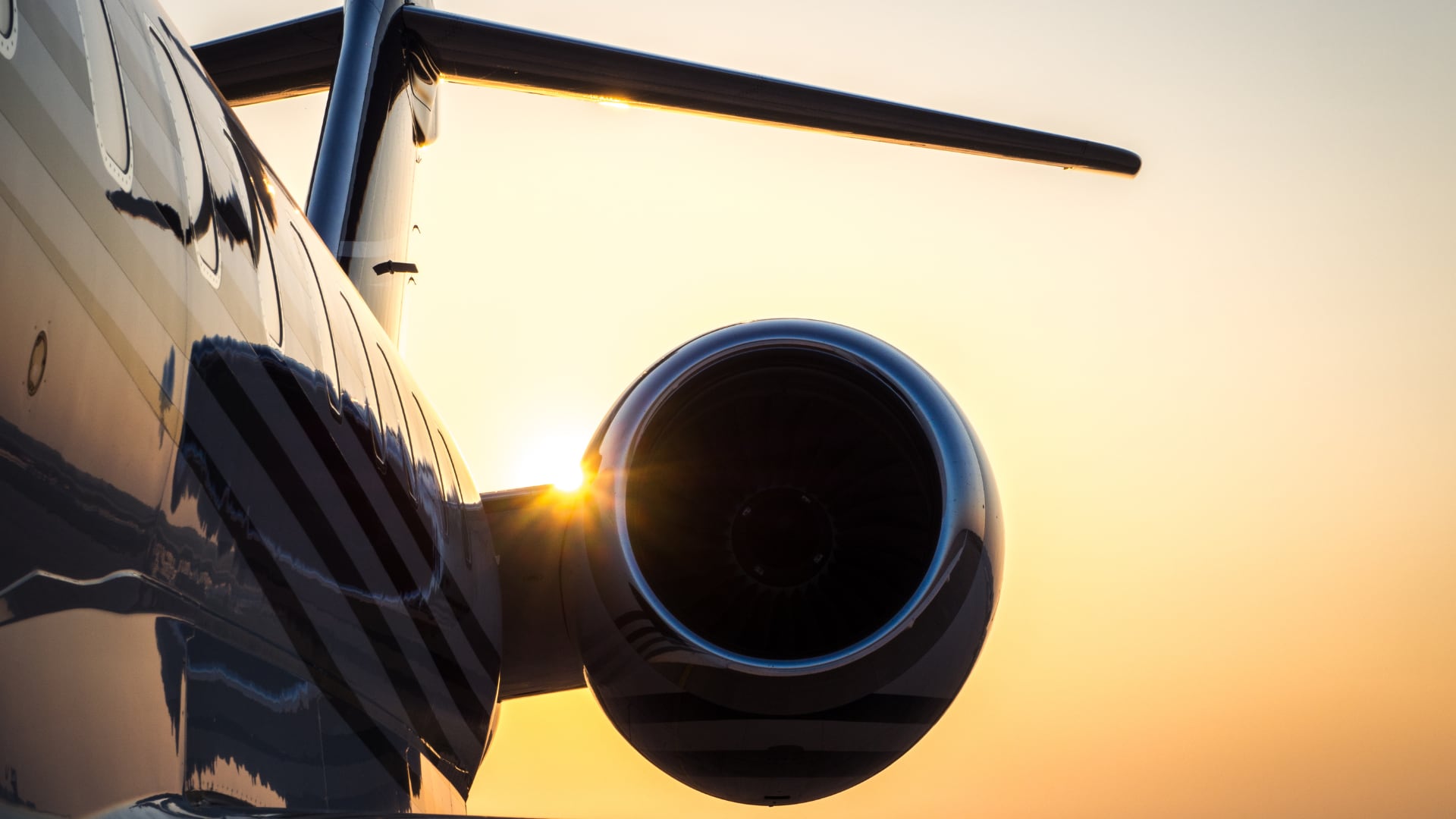 Con la escasez de combustible de aviación, las aerolíneas en Colombia están tomando medidas extremas para garantizar la continuidad de sus operaciones - crédito Canva