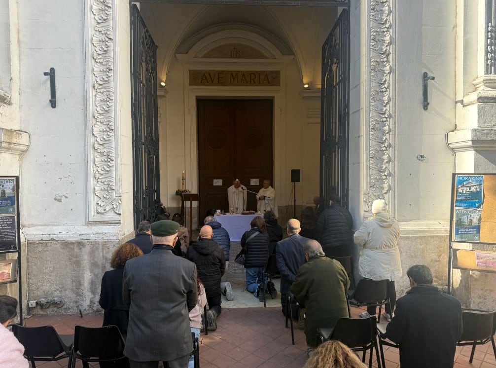 Tras la detección de las grietas, así celebran misa en el iglesia del centro porteño