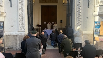 La iglesia que da misa al aire libre, las grietas por “riesgo estructural” y otra polémica en la manzana porteña de la discordia