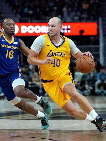 Jon Elmore hizo su estreno en un partido de pretemporada de la NBA con la camiseta de San Antonio Spurs