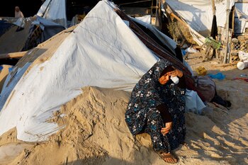 Una mujer palestina llora cerca