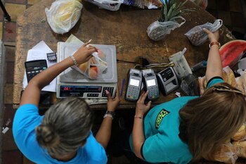 FOTO DE ARCHIVO: Trabajadores pesan