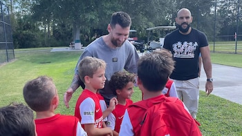 Messi en el partido de su hijo Thiago