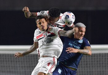 Enzo Copetti peleando disputando la