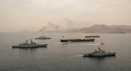 Estados Unidos desplegará destructores, más de 100 aeronaves y 15.000 militares para escoltar los barcos atrapados en el estrecho de Ormuz