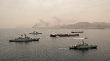 Estados Unidos desplegará destructores, más de 100 aeronaves y 15.000 militares para escoltar los barcos atrapados en el estrecho de Ormuz
