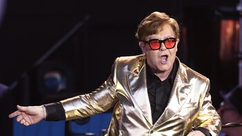 Elton John se recupera de