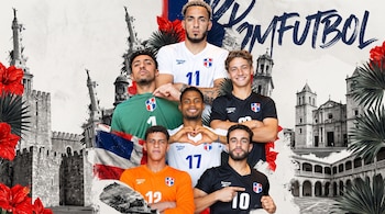 Seis futbolistas con camisetas deportivas de la federación dominicana posan frente a una composición gráfica de monumentos e imágenes locales.