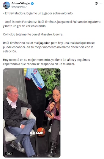 José Ramón Fernández, un hombre mayor con gafas, camisa blanca y cárdigan negro, sentado en un estudio junto a una mujer joven