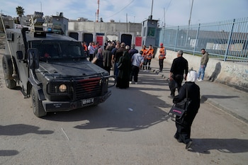 Un grupo de palestinos cruza