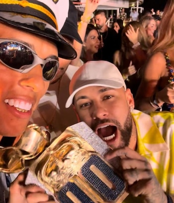 Buzeira y Neymar junto al