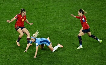 Chloe Kelly no puede llevarse la posesión ante Olga Carmona y Mariona Caldentey (REUTERS).