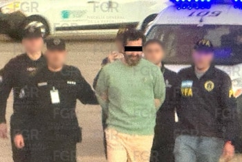 21/08/2026 El contralmirante mexicano Fernando Farías Laguna, identificado por las autoridades mexicanas como líder de una red de contrabando de combustible, es trasladado a México desde Argentina, donde permanecía detenido desde el 23 de abril de 2026.
La Fiscalía General de la República mexicana (FGR) ha anunciado este jueves el traslado a territorio nacional desde Argentina del contralmirante de la Marina mexicana Fernando Farías Laguna por su presunto vínculo con "una compleja red criminal dedicada al contrabando, dispersión y distribución de combustible", razón por la que había sido detenido por las autoridades argentinas a finales de abril.
POLITICA CENTROAMÉRICA SUDAMÉRICA MÉXICO ARGENTINA LATINOAMÉRICA SUDAMÉRICA NORTEAMÉRICA INTERNACIONAL
FISCALÍA GENERAL DE MÉXICO