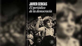 Portada del libro 'El periódico de la democracia' de Javier Cercas con una foto en blanco y negro de un niño sonriente alzando el puño en una multitud