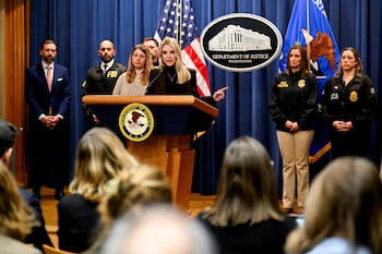 Estados Unidos inició la revocación de la ciudadanía de 17 personas naturalizadas por fraude migratorio y delitos graves (REUTERS/Craig Hudson)