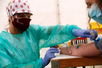 Una trabajadora de la salud