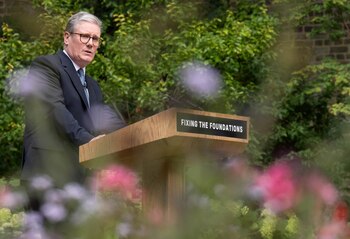 Keir Starmer, habla durante su discurso y conferencia de prensa en el jardín de rosas (Stefan Rousseau/Pool via REUTERS)