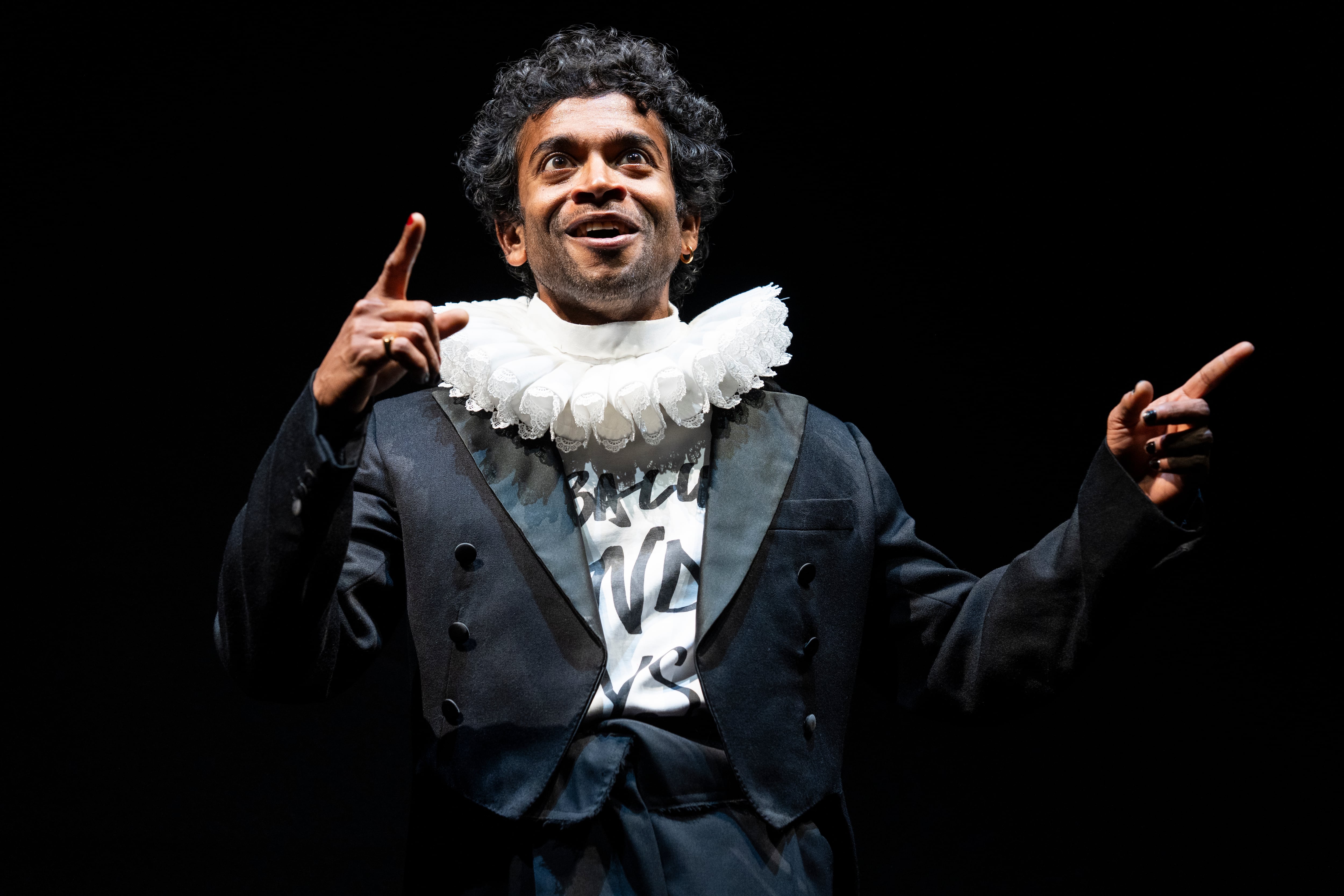 Hiran Abeysekera interpretando a Hamlet en el Teatro Nacional de Londres el 25 de septiembre de 2025 (Foto: Sam Taylor/Polk & Co. vía AP)