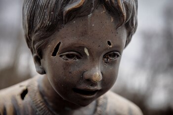 Una estatua en Kharkiv dañada