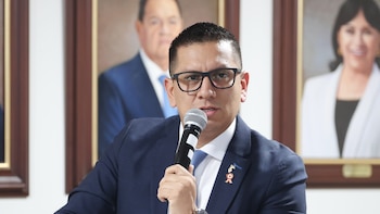 Revelan que renuncia del ministro Freddy Solano se debió, en realidad, a una denuncia de acoso y abuso sexual
