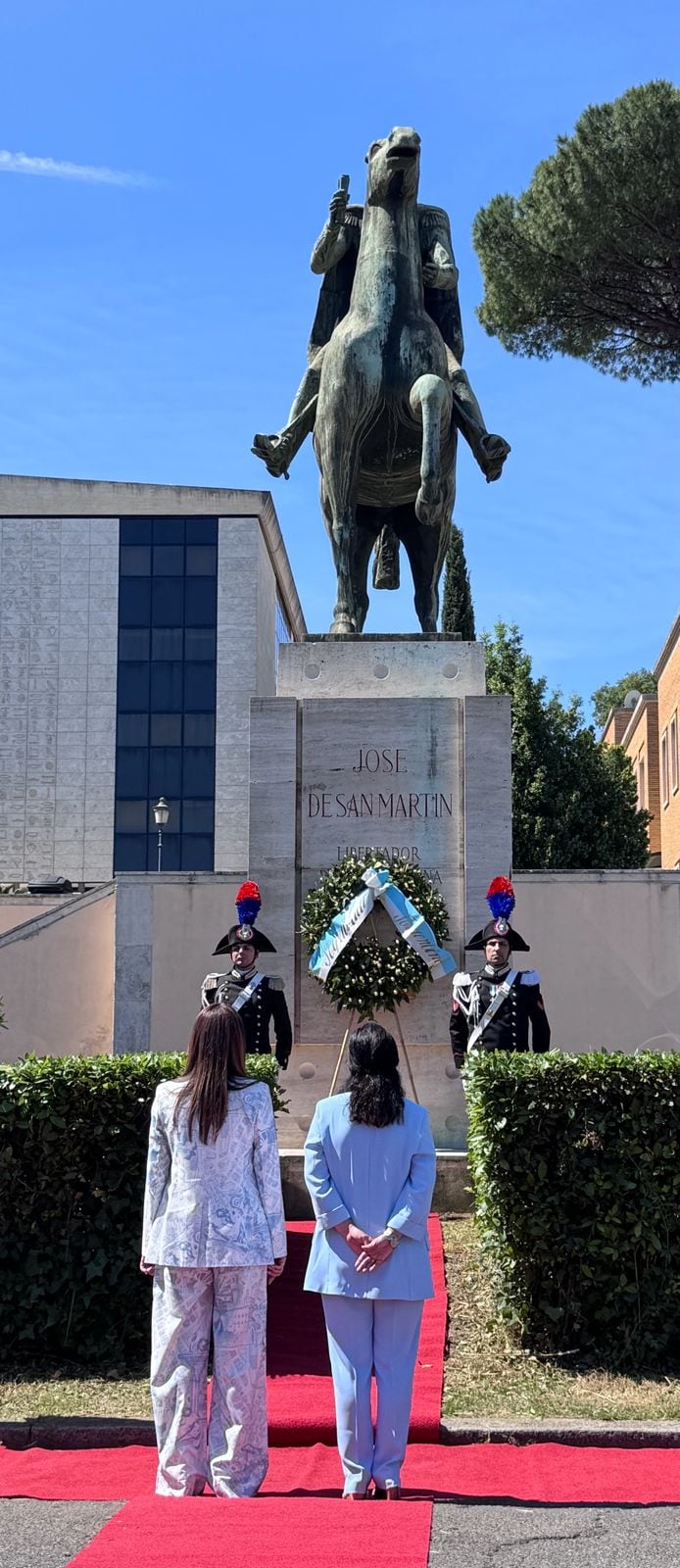 Pettovello junto a autoridades de la embajada argentina en Italia
