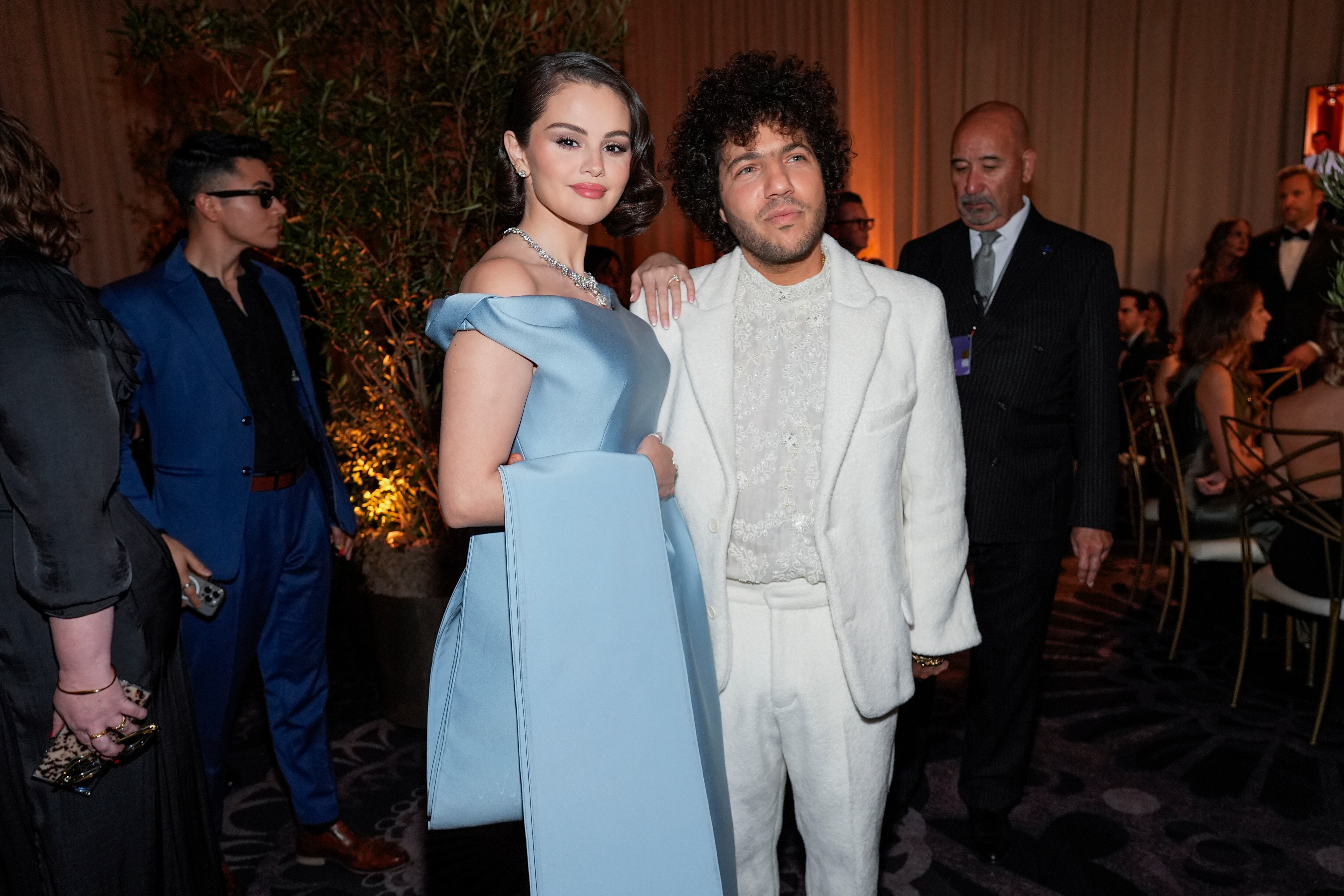 Selena Gomez, izquierda, y Benny Blanco llegan a la 82ª edición de los Globos de Oro el domingo 5 de enero de 2025 en el Beverly Hilton de Beverly Hills, California. (Foto AP/Chris Pizzello)