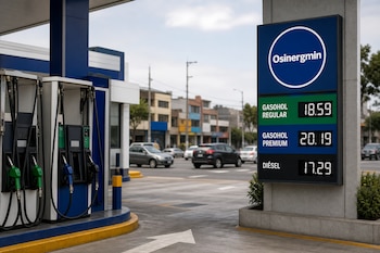 Surtidores de gasolina y un cartel digital de Osinergmin con precios para gasohol regular, premium y diésel.