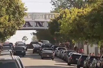 La Policía de Los Ángeles caratuló el caso como investigación por homicidio para esclarecer las circunstancias del hecho (Captura de video)