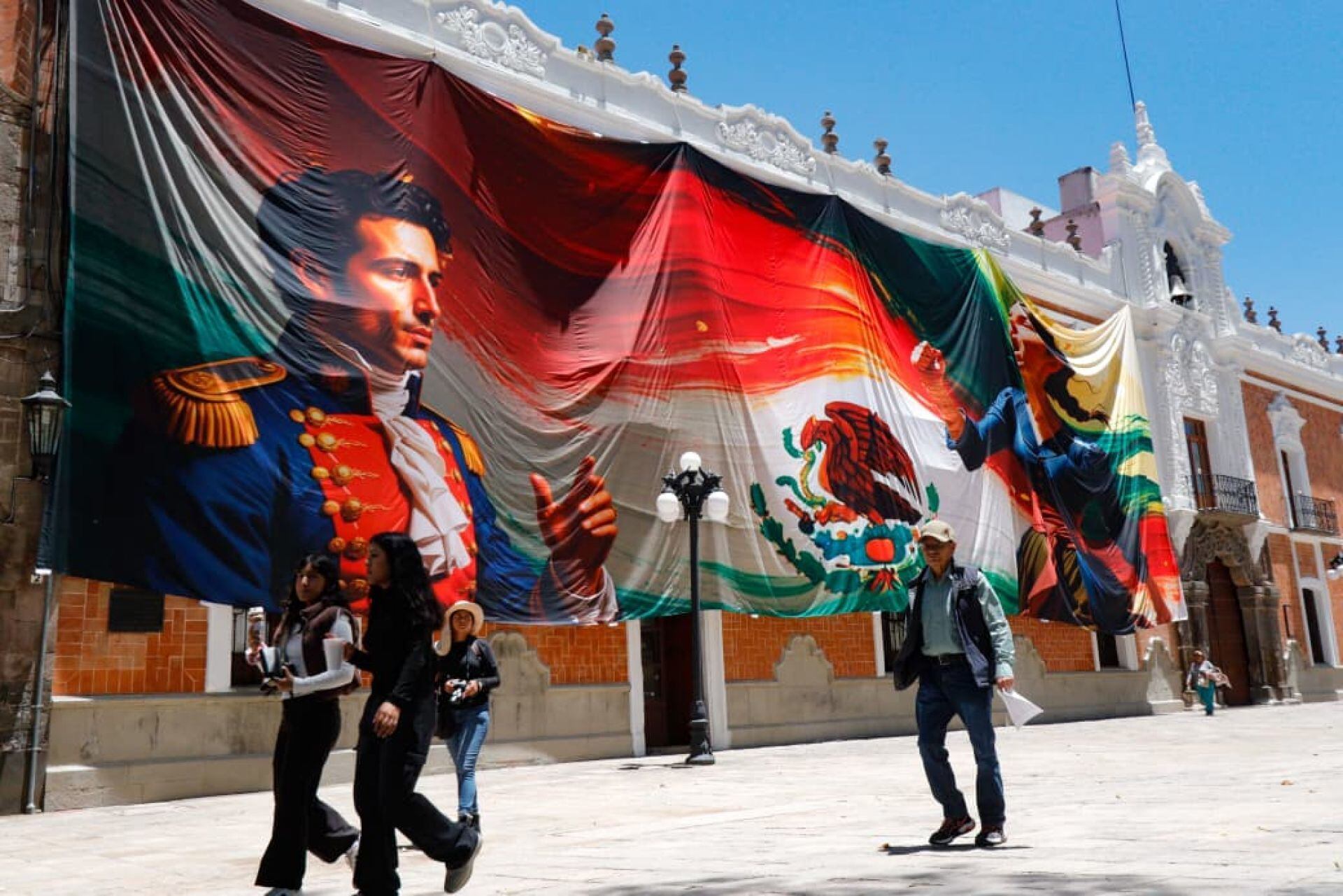 Los murales patrios de Tlaxcala estaban distorsionados y presentaban manos con seis dedos y águilas pelonas. (FOTO: ALAÍN HERNÁNDEZ /CUARTOSCURO.COM)