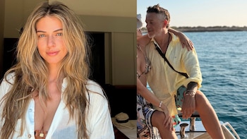 Díptico: mujer de cabello rubio, camisa blanca; hombre con camisa amarilla y shorts en un barco, brazo de mujer sobre su hombro, mar de fondo