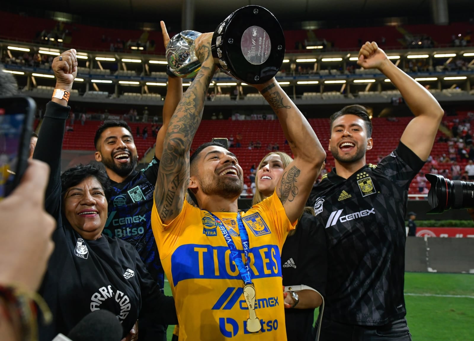 Tigres despide a Javier Aquino y lo eleva a leyenda. Foto: (@TigresOficial/X)