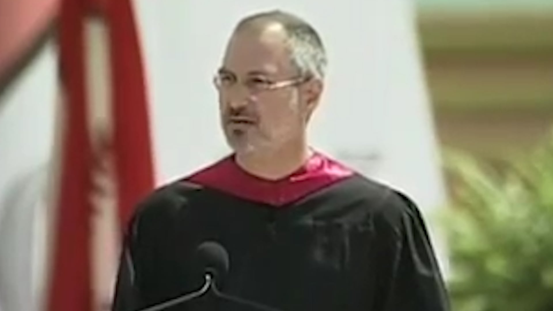 Steve Jobs conmovió a Stanford al contar cómo su diagnóstico de cáncer lo llevó a vivir con autenticidad, sin miedo y valorando cada día como si fuera el último (Captura)