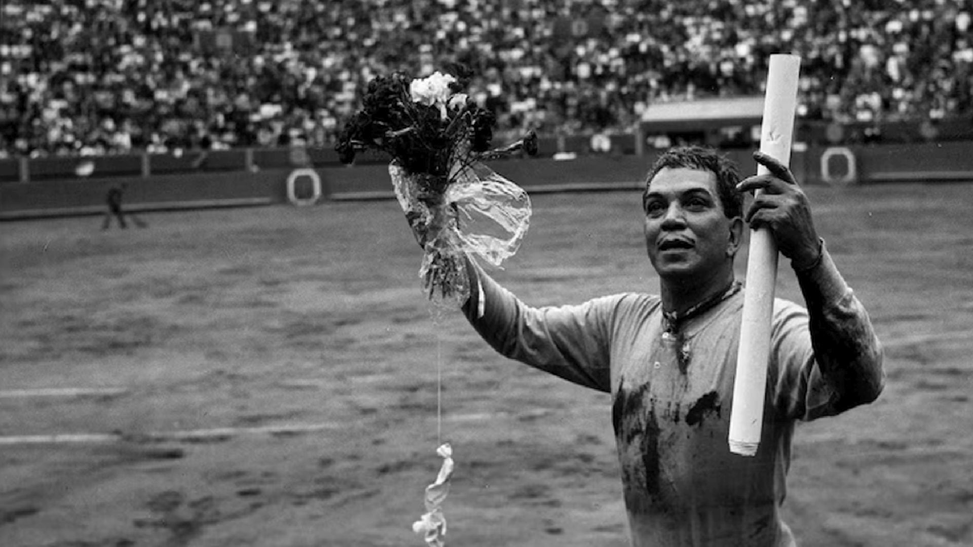 Cantinflas, el ícono del cine y la televisión, dejó una huella en Lima el 13 de mayo de 1964 al realizar una corrida de toros cómica en la Plaza de Acho, un espectáculo que cautivó a todos los presentes. (GEC)