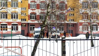 Se ven vehículos de emergencia