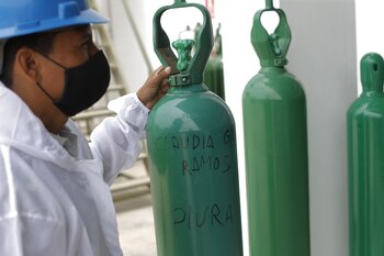 Fotografía de archivo en la que se registró a un proveedor de balas de oxigeno, en medio de la actual pandemia. EFE Luis González