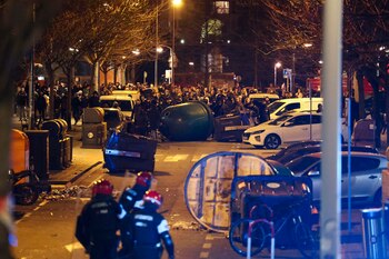 Manifestantes vuelcan contenedores en los disturbios en Rekalde (EFE/Luis Tejido)