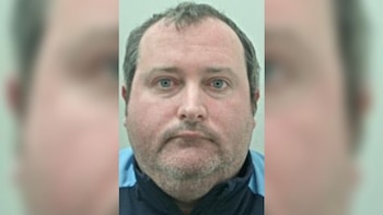 Creó un perfil falso en Facebook para engañar a su esposa y violó a la mujer que lo descubrió para "darle una lección"