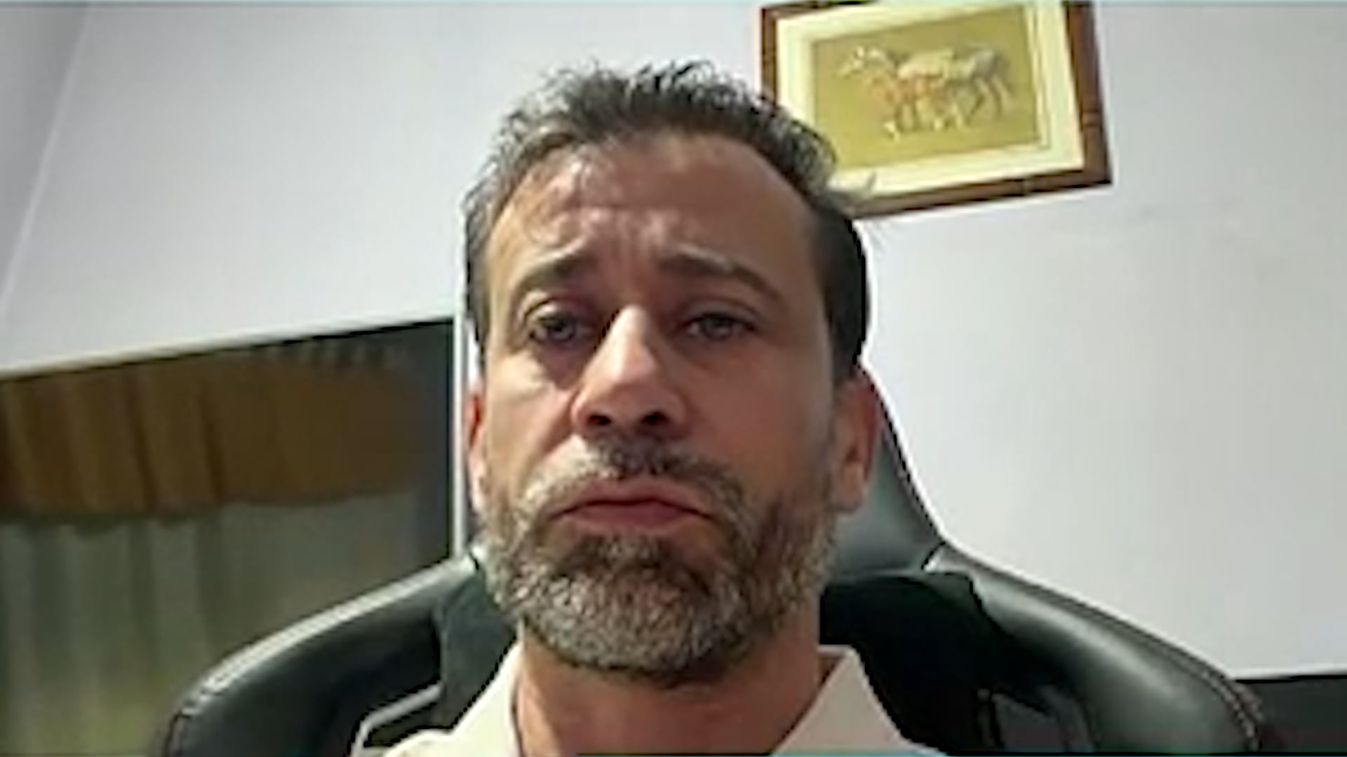 El juez en medio de la entrevista