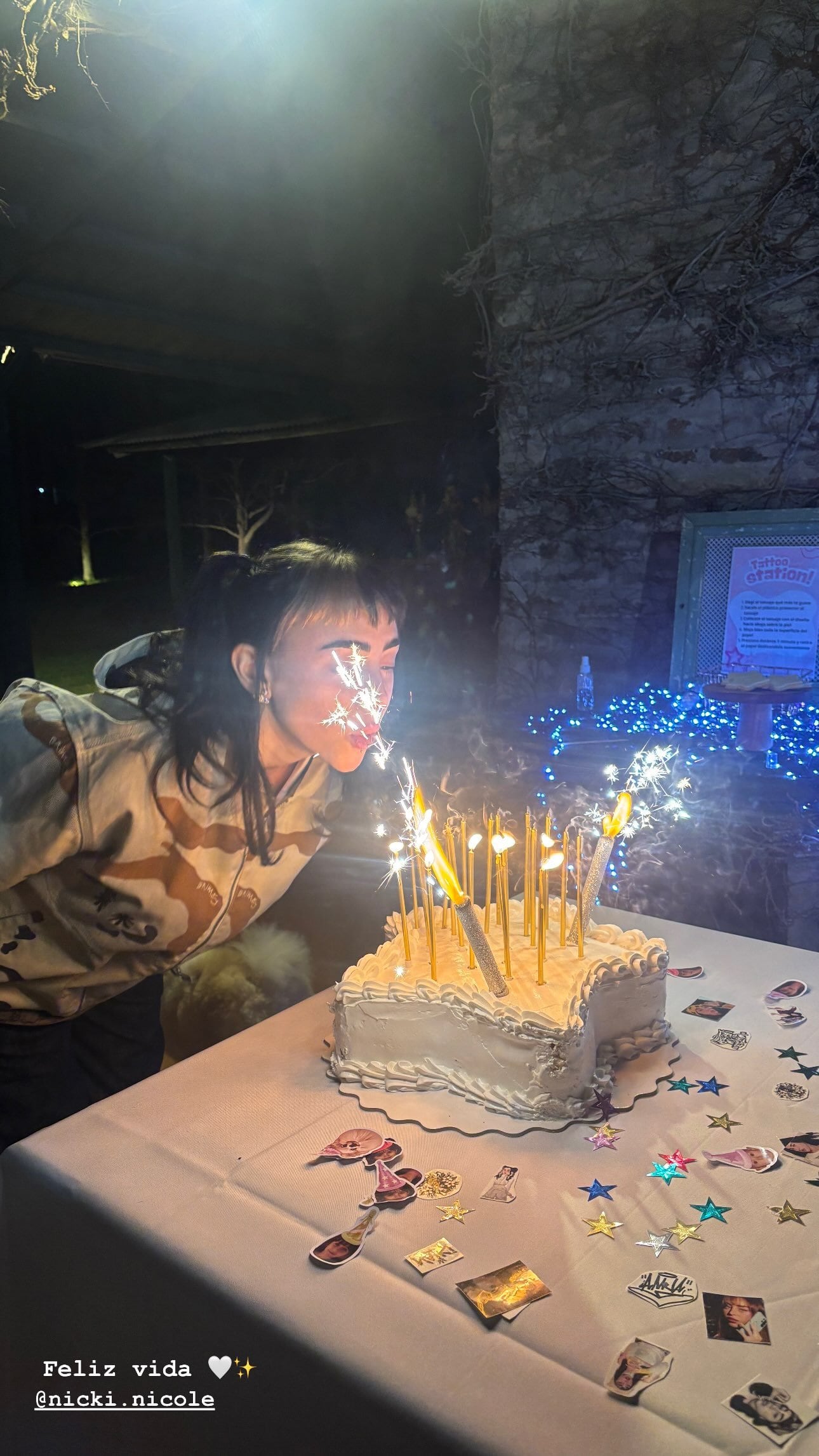 La cantante sopló las velas y luces de bengala de su torta durante la celebración de su cumpleaños (Instagram)