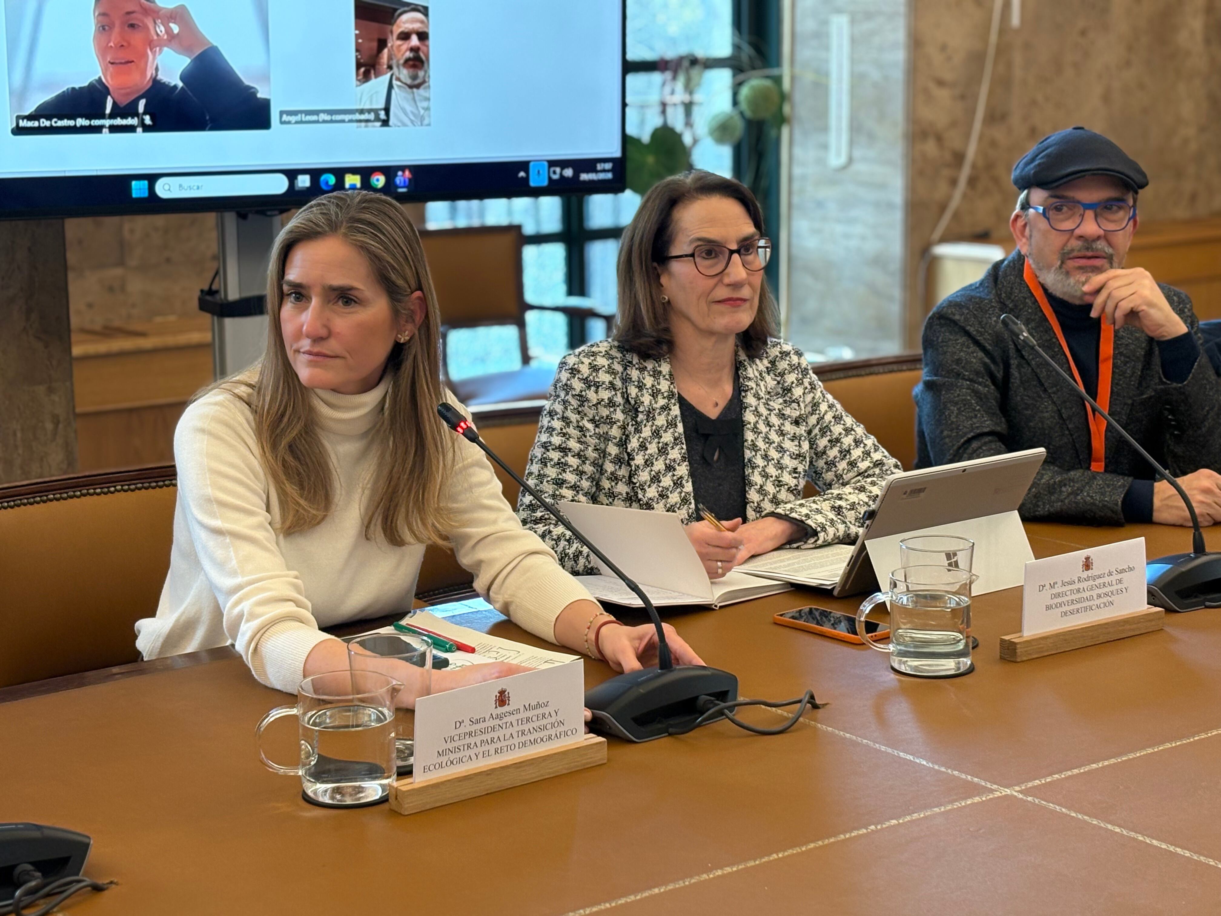 La vicepresidenta del Gobierno y ministra para la Transición Ecológica y el Reto Demográfico, Sara Aagesen, junto a María Jesús Rodríguez, directora general de Biodiversidad, Bosques y Desertificación, y el chef Jesús Sánchez, durante la reunión de este jueves con la organización Euro-Toques España. (MITECO/EFE)