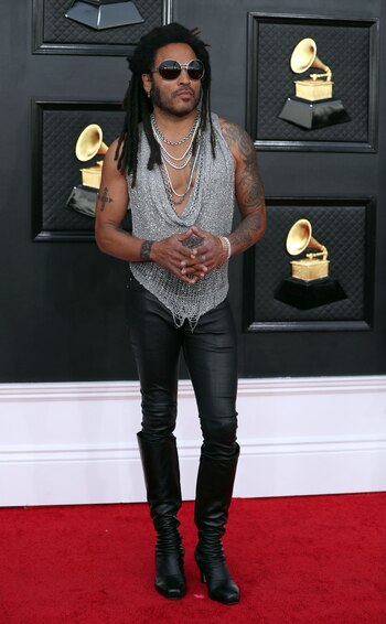 Lenny Kravitz fue vestido de él mismo, dijo Saiach. Llevó una blusa de malla plateada, pantalones de cuero negro y botas hasta la rodilla, con anteojos de sol y joyas (REUTERS/Maria Alejandra Cardona)